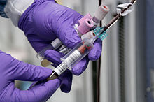 09-220px-US_Navy_060105-N-8154G-010_A_hospital_corpsman_with_the_Blood_Donor_Team_from_Portsmouth_Naval_Hospital_takes_samples_of_blood_from_a_donor_for_testing